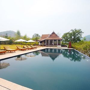 Nam Ou Riverside Hotel & Resort Banvangle Exterior photo
