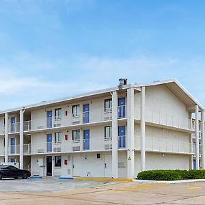 Super 6 Inn & Suites Baton Rouge Exterior photo