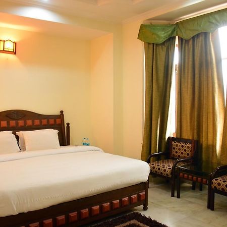 Hotel Vasundhara Palace Risikés Kültér fotó