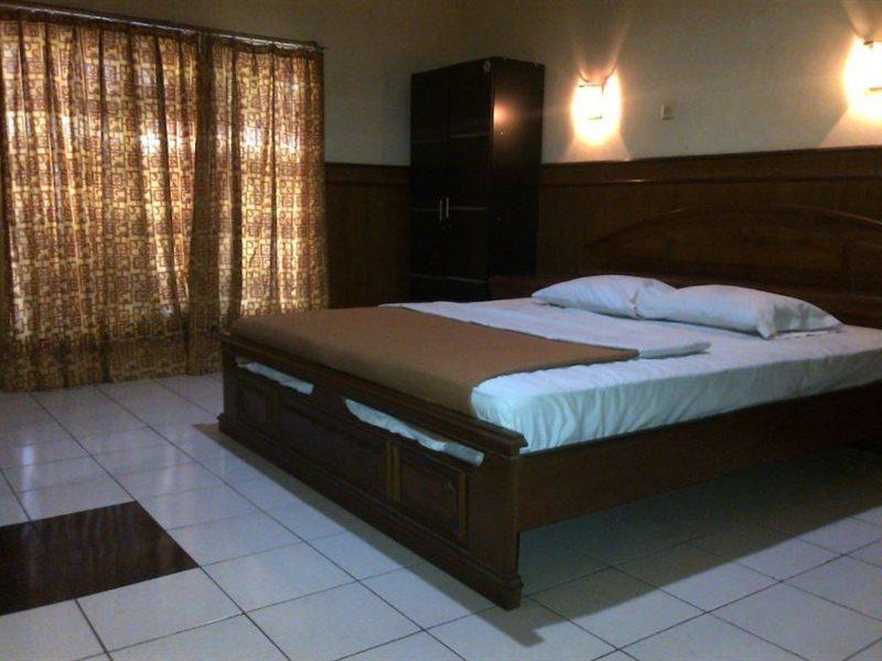 Oyo 3934 Hotel Istana Pekalongan Kültér fotó
