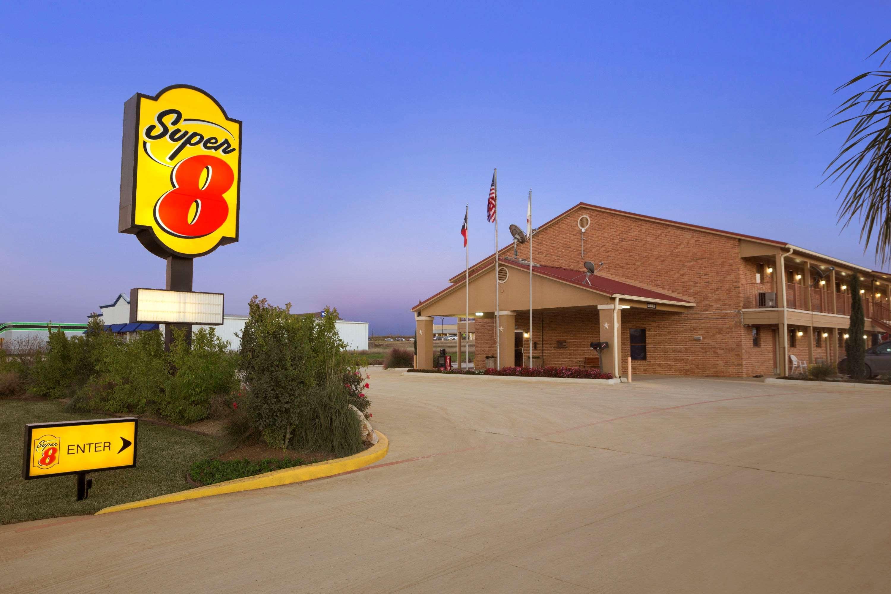 Super 8 By Wyndham Pleasanton Motel Kültér fotó