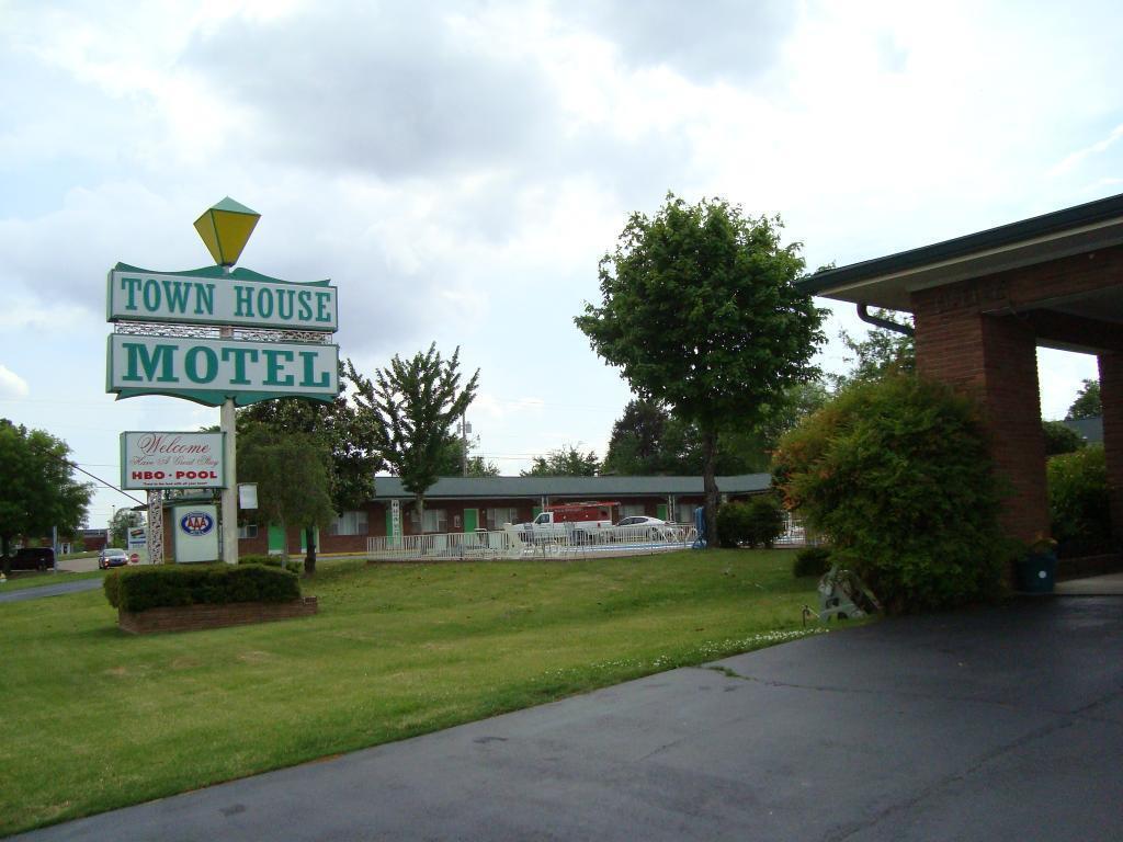 Town House Motel Tupelo Kültér fotó