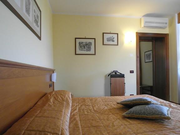 Hotel Villa Vecchia Monte Porzio Catone Kültér fotó