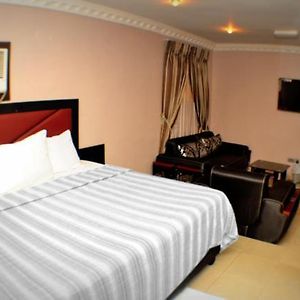Maidaville Hotel And Suites Lagos Room photo