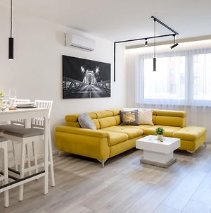 Divat Apartments - Central Smart Homes Győr Exterior photo