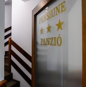 Juliu's Panzio Csikszereda Hotel Exterior photo