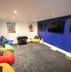 Media Manor - Fully Refurbished In 2022 - Large 6 Bedrooms, 3 Bathrooms Plus Media Games Room Blackpool Exterior photo