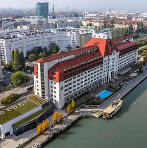 Hilton Vienna Danube Waterfront Hotel Exterior photo