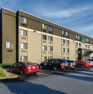 La Quinta Inn & Suites By Wyndham Warwick Providence Airport Exterior photo