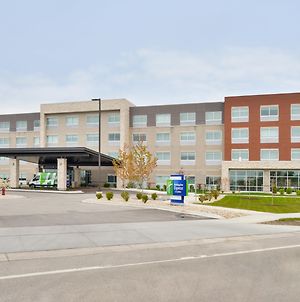 Holiday Inn Express & Suites Madison, An Ihg Hotel Exterior photo
