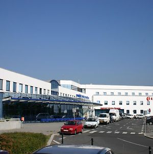Ramada Airport Hotel Prága Exterior photo