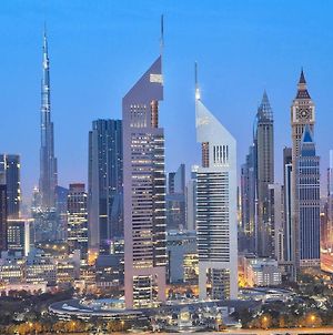 Jumeirah Emirates Towers Dubaj Exterior photo