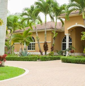 Yuli'S Home Miami Exterior photo